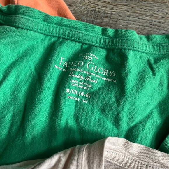 Lot of women’s t-shirts. Sizes range from small -large - Picture 5 of 11